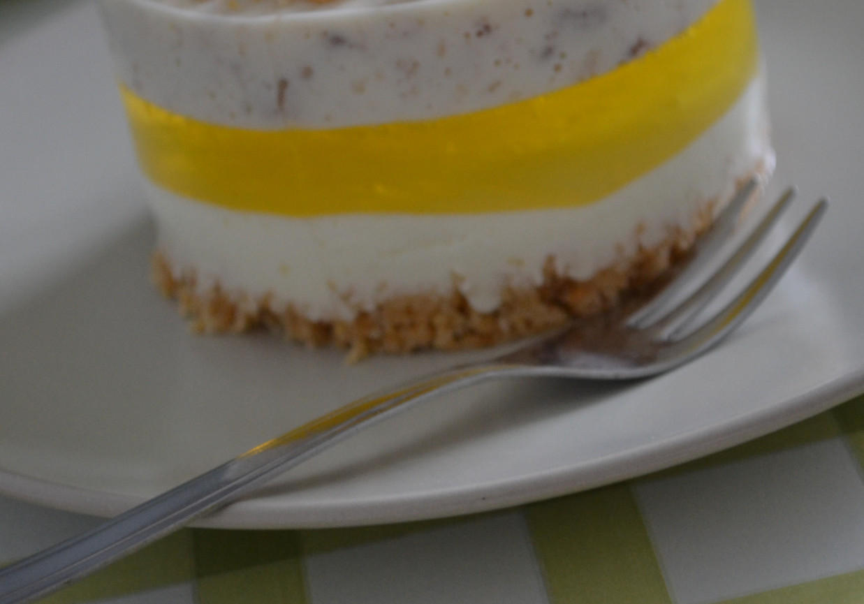 chałwowy jogurt z galaretką cytrynową i orzeszkami foto