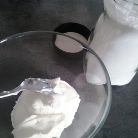 Krok 2 - chałwowy jogurt z galaretką cytrynową i orzeszkami foto