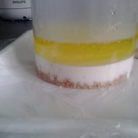 Krok 6 - chałwowy jogurt z galaretką cytrynową i orzeszkami foto