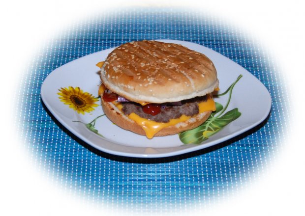 Fotografia przedstawiająca Cheesburger domowy z grilla