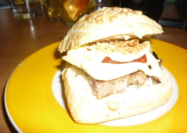 Fotografia przedstawiająca Cheesburger domowy