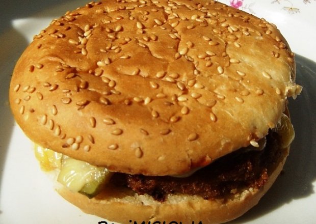 Fotografia przedstawiająca Cheeseburger domowej roboty