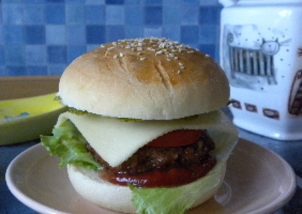 Fotografia przedstawiająca Cheeseburger domowy