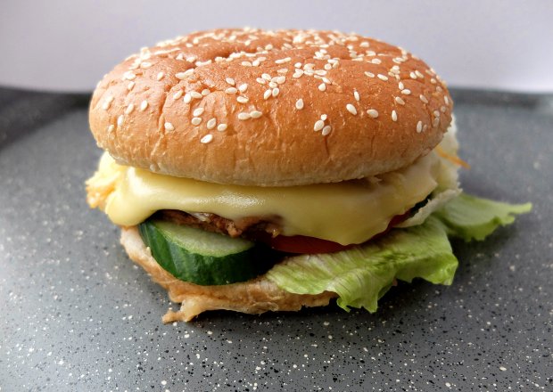 Fotografia przedstawiająca Cheeseburger wołowy z surówką Colesław