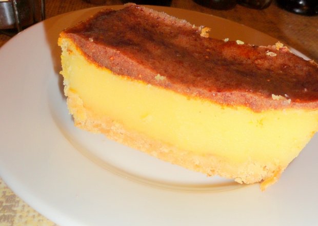 Fotografia przedstawiająca Cheesecake pomarańczowy z żurawiną