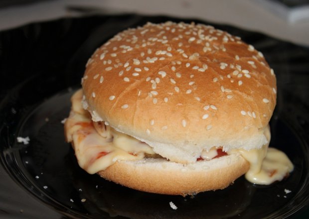 Fotografia przedstawiająca Cheseburger z mięsem grillowanym