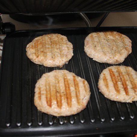 Krok 2 - Cheseburger z mięsem grillowanym foto