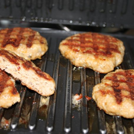 Krok 3 - Cheseburger z mięsem grillowanym foto