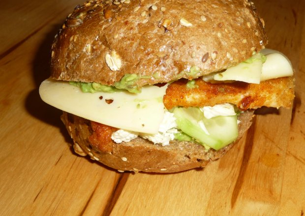 Fotografia przedstawiająca Chickenburger z pastą z awokado