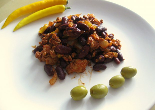 Fotografia przedstawiająca Chili con carne z ostrą żółtą papryczką