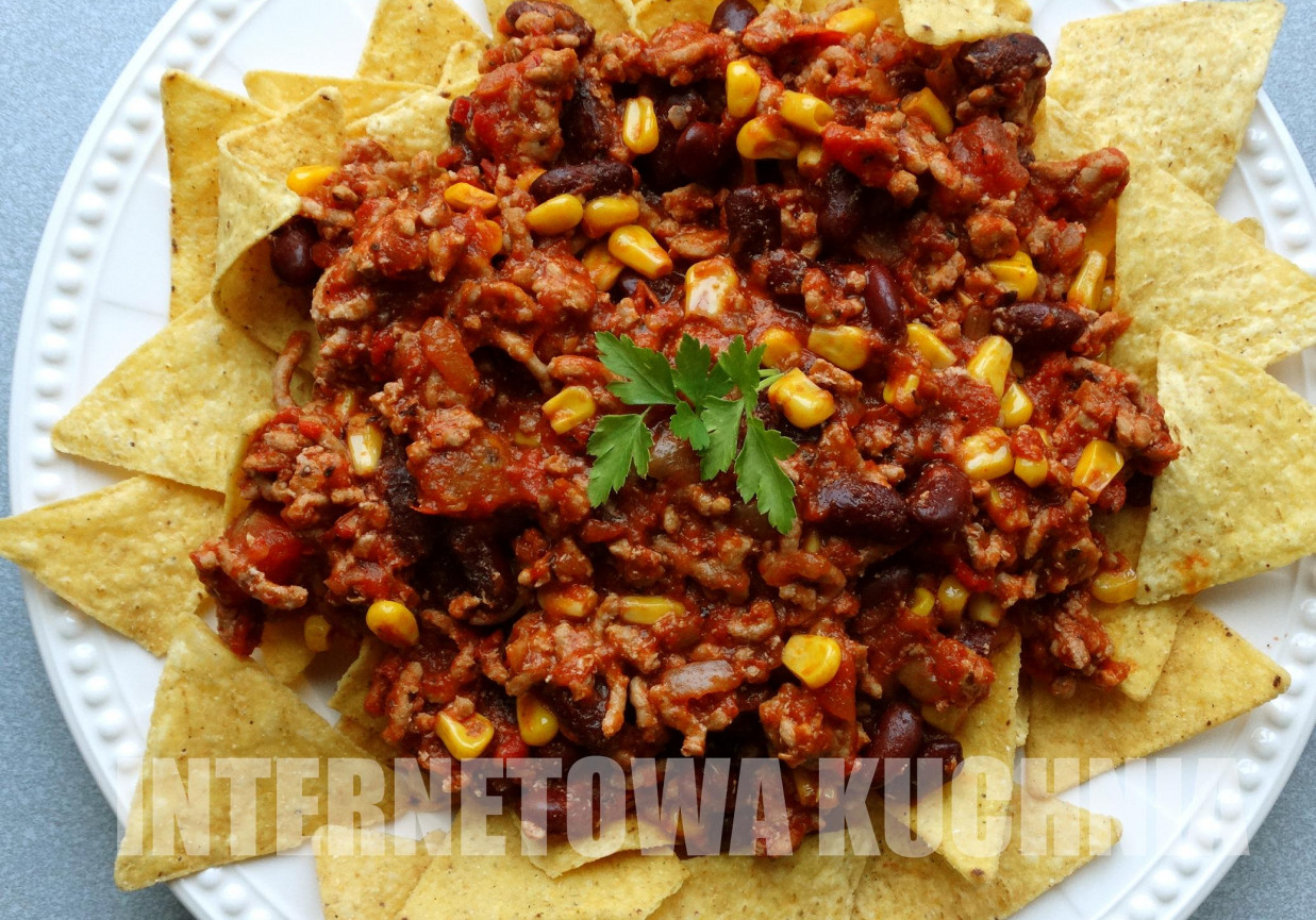 Chili con corne z nachosami foto