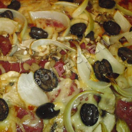 Krok 7 - Chili pizza z cebulką, salami i oliwkami czarnymi foto