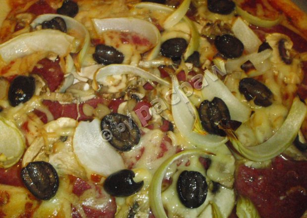 Fotografia przedstawiająca Chili pizza z cebulką, salami i oliwkami czarnymi