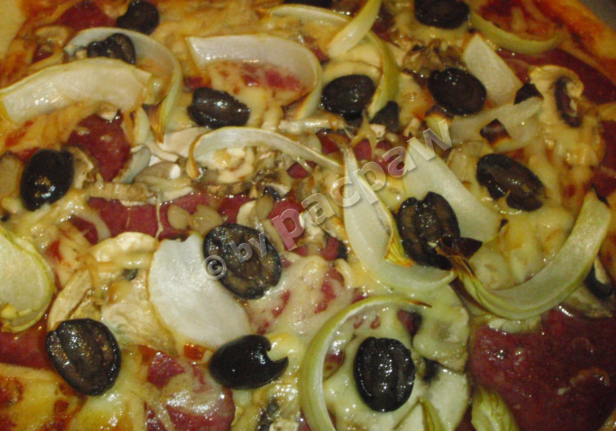 Chili pizza z cebulką, salami i oliwkami czarnymi foto