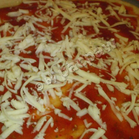 Krok 4 - Chili pizza z cebulką, salami i oliwkami czarnymi foto