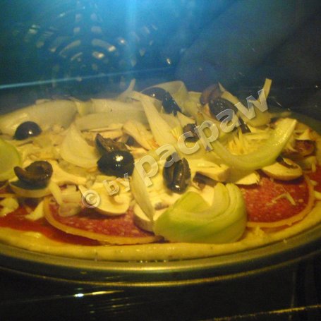Krok 6 - Chili pizza z cebulką, salami i oliwkami czarnymi foto
