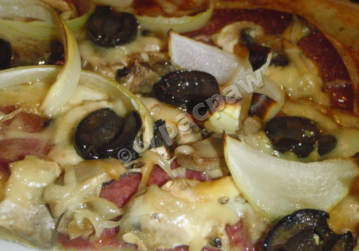 Chili pizza z cebulką, salami i oliwkami czarnymi foto