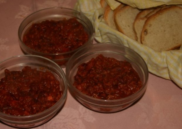 Fotografia przedstawiająca Chilli con carne z kiełbasą