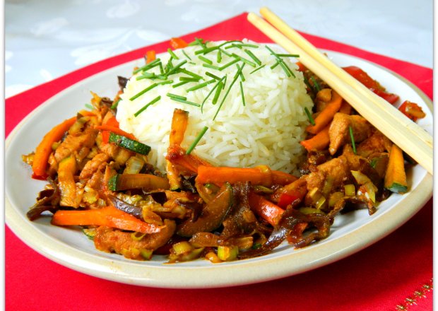 Fotografia przedstawiająca Chińska potrawka z ryżem
