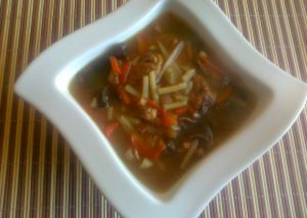 Fotografia przedstawiająca Chińska zupa z filetem z kurczaka