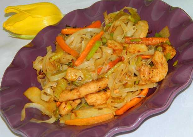 Fotografia przedstawiająca Chińskie danie z makaronem i kurczakiem