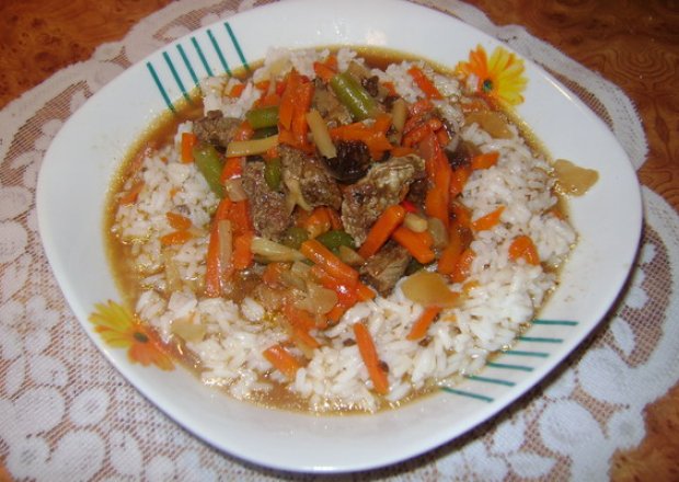 Fotografia przedstawiająca Chińskie danie z wołowiną i ryżem.