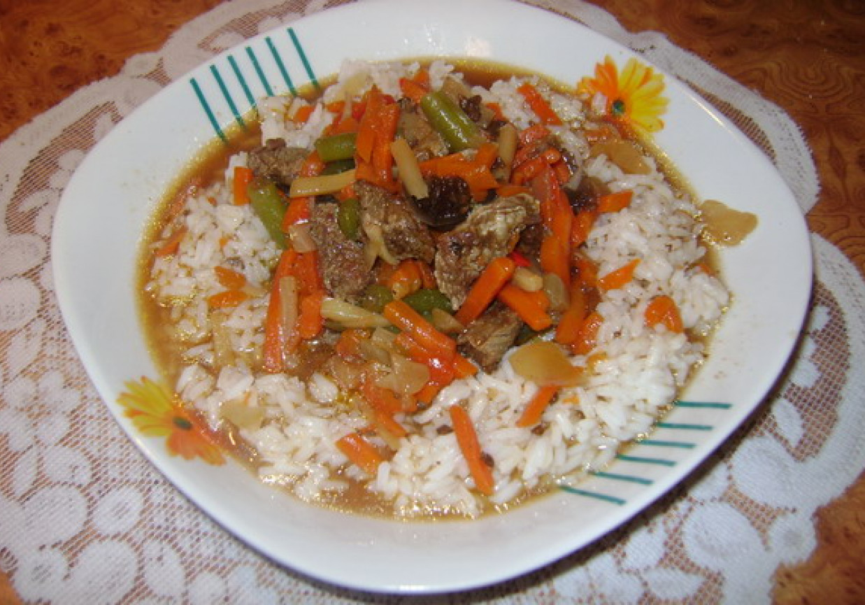 Chińskie danie z wołowiną i ryżem. foto