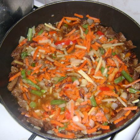 Krok 4 - Chińskie danie z wołowiną i ryżem. foto
