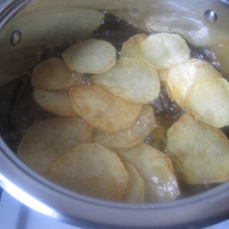 Krok 2 - Chipsy kartoflane o smaku prażonej cebulki foto