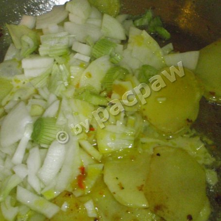 Krok 6 - Chipsy kucharkowe z cebulką foto