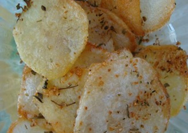 Fotografia przedstawiająca chipsy w ziołach