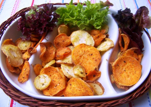 Fotografia przedstawiająca Chipsy z batata , pietruszki i marchewki