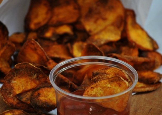 Fotografia przedstawiająca Chipsy z batatów z meksykańskim dipem