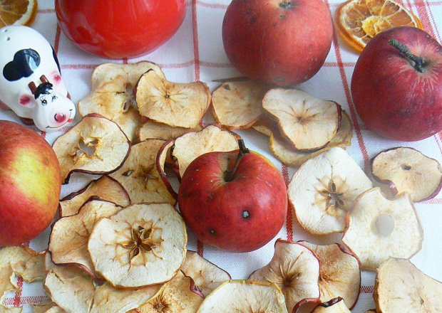 Fotografia przedstawiająca Chipsy z jabłek czerwonych