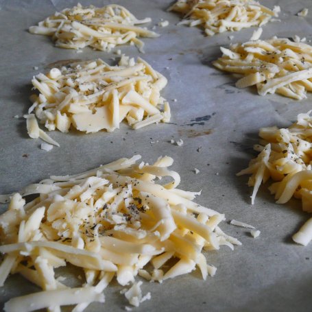 Krok 2 - Chipsy z sera z bazylią foto