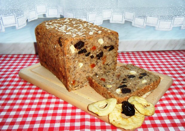 Fotografia przedstawiająca Chleb „bakaliowa fantazja”  z wypiekacza do chleba.