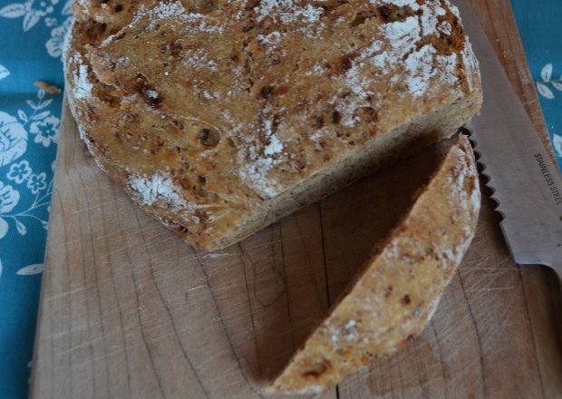 Fotografia przedstawiająca Chleb bez wyrabiania z garnka żeliwnego