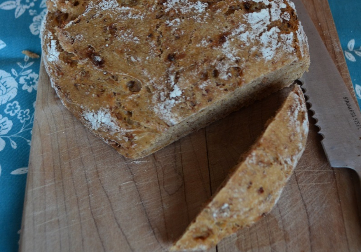 Chleb bez wyrabiania z garnka żeliwnego foto