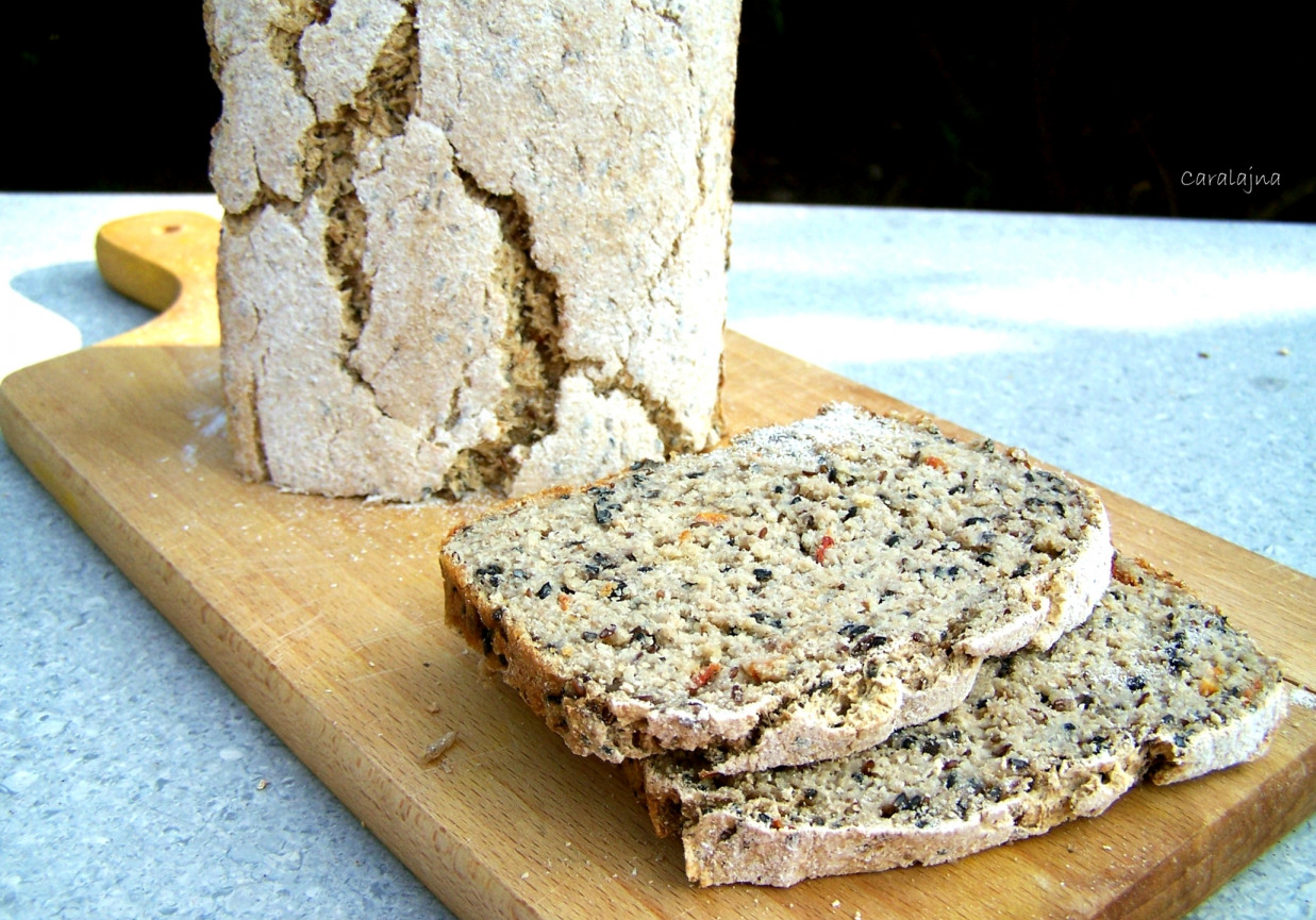 chleb bezglutenowy z czarnymi ziarenkami i białą morwą foto