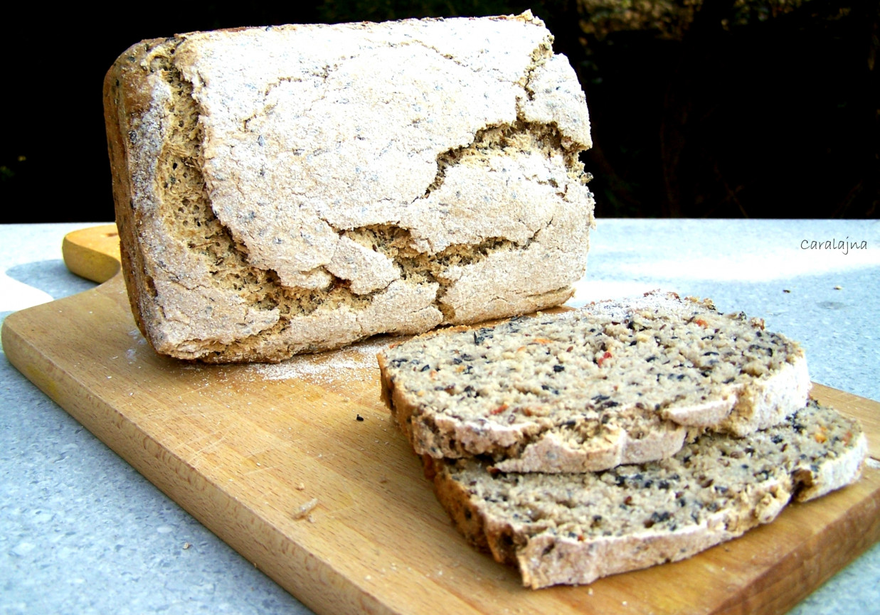 chleb bezglutenowy z czarnymi ziarenkami i białą morwą foto