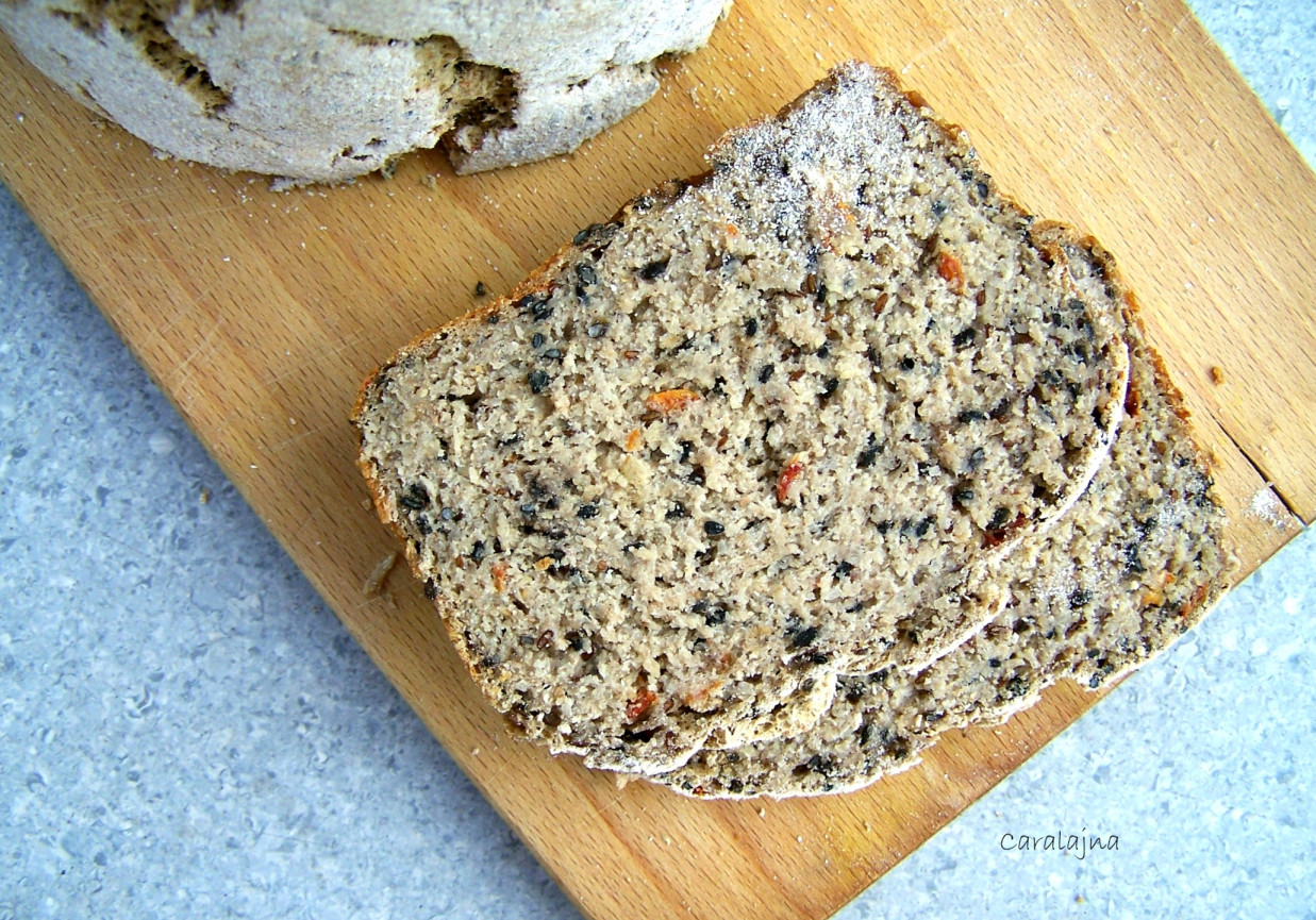 chleb bezglutenowy z czarnymi ziarenkami i białą morwą foto