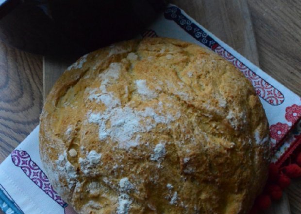 Fotografia przedstawiająca Chleb biały z garnka żeliwnego