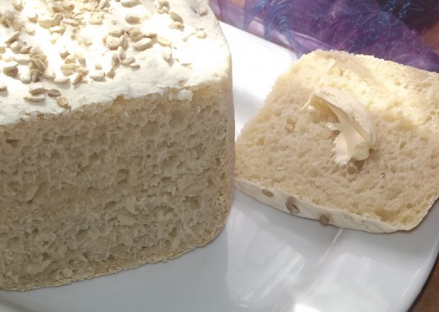 Fotografia przedstawiająca Chleb biały z wypiekacza