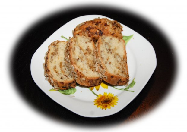 Fotografia przedstawiająca Chleb cebulowo-słonecznikowy