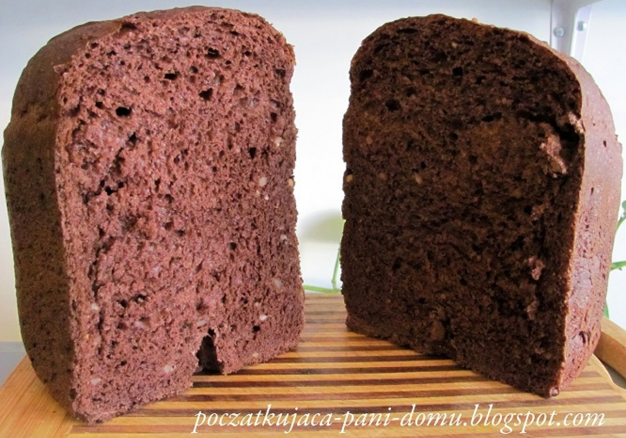Chleb czekoladowy w maszynie do pieczenia chleba. foto