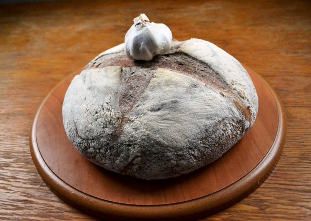 Fotografia przedstawiająca Chleb czosnkowo-śmietanowy na zakwasie żytnim