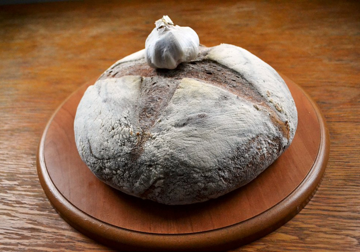 Chleb czosnkowo-śmietanowy na zakwasie żytnim foto