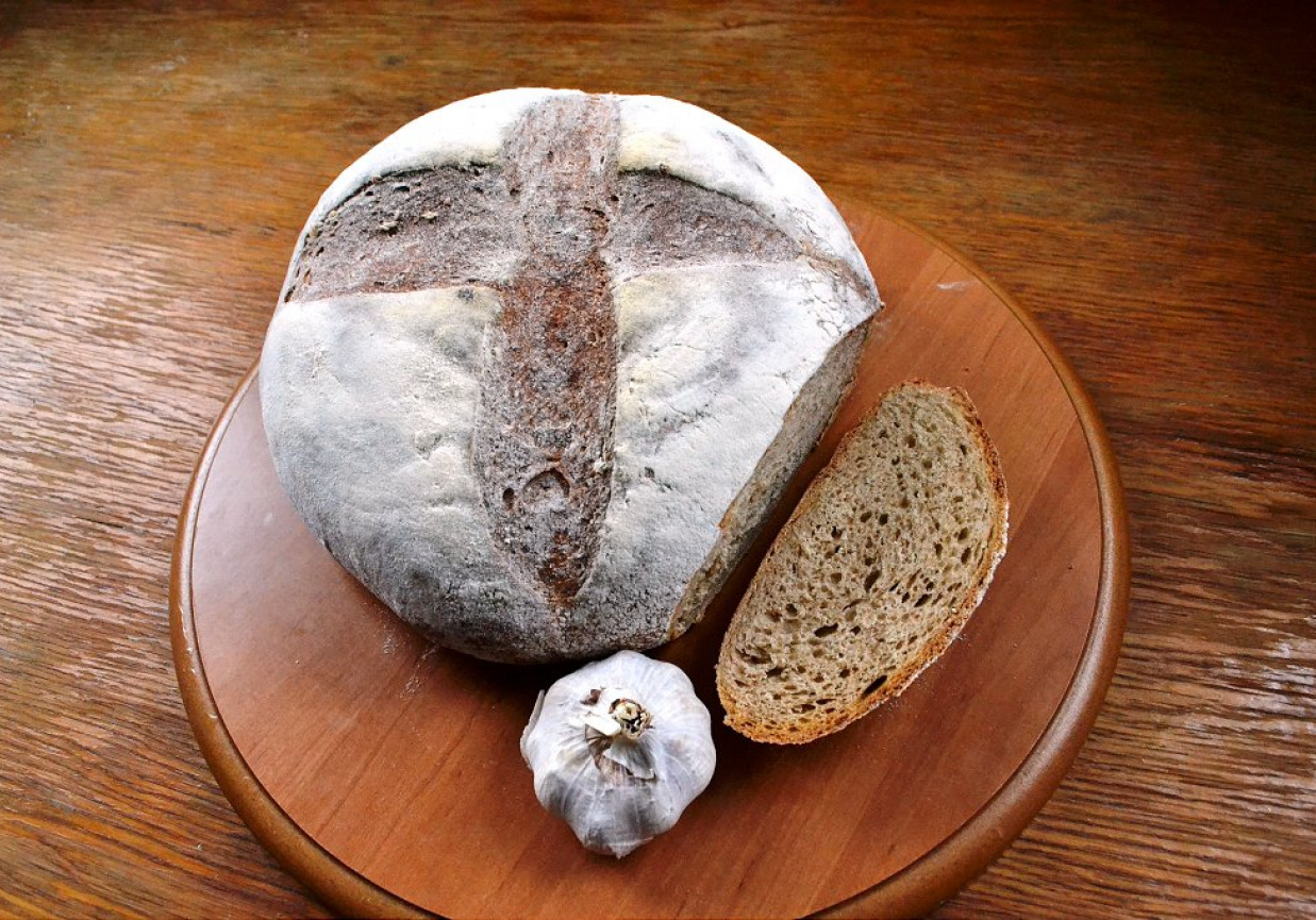 Chleb czosnkowo-śmietanowy na zakwasie żytnim foto