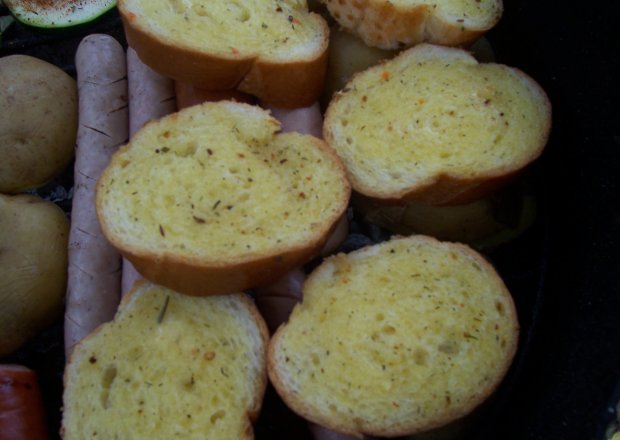 Fotografia przedstawiająca Chleb czosnkowy na grilla