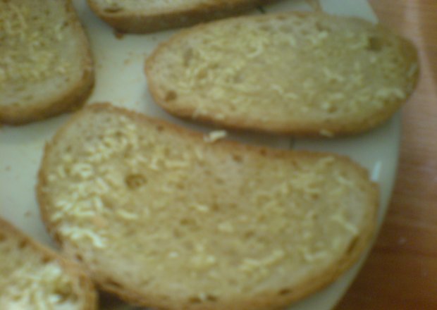 Fotografia przedstawiająca chleb czosnkowy